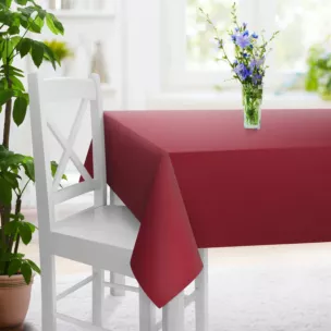 Obrus szyty bordowy z gładkiej tkaniny zaciemniającej typu dimout wykończona obciążnikiem