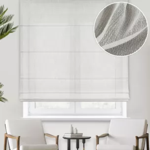 Roleta rzymska kremowa o strukturze drobnej siateczki, wykończona obciążnikiem