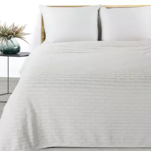 Koc  170x210 cm biały z wytłaczanym wzorem pasów LISA DESIGN 91 Eurofirany