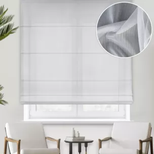 Roleta rzymska biała z miękkiej tkaniny o lekkim splocie i delikatnym połysku, wykończona obciążnikiem