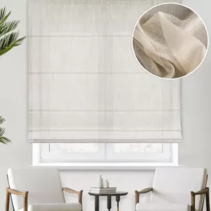 Roleta rzymska jasnobeżowa z gładkiej, miękkiej etaminy z delikatnie zarysowanym wzorem w prążki, wykończona obciążnikiem