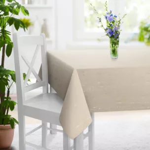 Obrus szyty ciemnokremowo złocisty z miękkiej tkaniny o strukturze weluru z połyskliwym nadrukiem