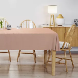 Obrus szyty pudrowo różowo różowy z gładkiej tkaniny typu dimout