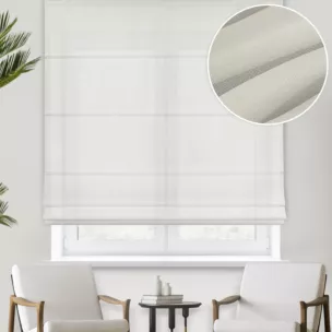 Roleta rzymska jasnozłota z miękkiej tkaniny o delikatnym połysku, wykończona obciążnikiem