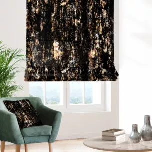 Roleta rzymska czarno złota z tkaniny welwetowej z metalicznym nadrukiem