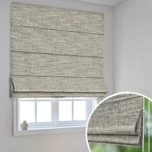 Roleta rzymska szarobeżowa z tkaniny w stylu eko o naturalnym splocie, z efektem melanżu, wykończona obciążnikiem