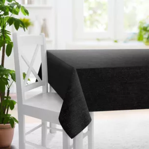 Obrus szyty czarny z tkaniny z aplikacją i haftem