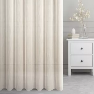 Firana szyta na przelotkach jasnobeżowa z gładkiej, miękkiej etaminy z delikatnie zarysowanym wzorem w prążki, wykończona obciążnikiem