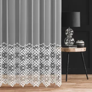 Firana szyta na przelotkach biała z tkaniny typu peru, zdobion szeroka aplikacją z wzorem geometrycznym Italissima Eva Minge