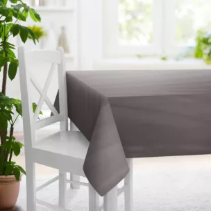 Obrus szyty szarobeżowy z tkaniny o satynowym połysku zaciemniającej w 100%