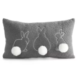 Poszewka na poduszkę 30x50 cm z tkaniny typu bukla i uroczym haftem z pomponami stalowo, biała WIOSNA 37 Eurofirany