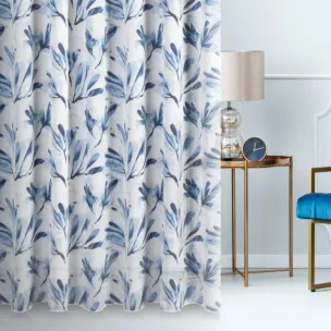 Zasłona szyta na taśmie fala DARREN kremowo granatowa z półprzezroczystej tkaniny o luźnym splocie drukowanej w roślinny wzór