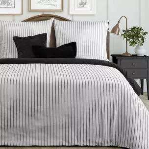 Pościel 220x200 cm komplet 3 częściowy z satyny bawełnianej kolor biało, czarny w paseczki RAYA Eurofirany