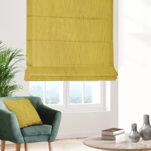 Roleta rzymska żółta z tkaniny welwetowej w pionowe prążki, wykończona obciążnikiem