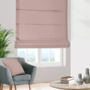 Roleta rzymska pudrowo różowo różowa z gładkiej tkaniny zaciemniającej typu dimout