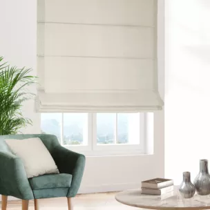 Roleta rzymska ciemnokremowa z gładkiej tkaniny typu blackout