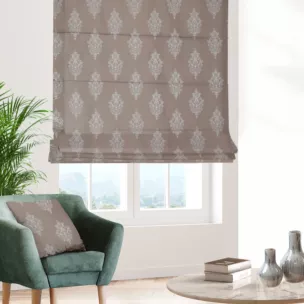 Roleta rzymska ciemnobeżowo srebrna z eleganckiej tkaniny w drobny ornamentowy wzór
