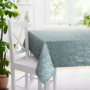 Obrus szyty niebiesko złocisty z grubej, welwetowej tkaniny z roślinnym wzorem, zdobiona delikatnie połyskującym nadrukiem