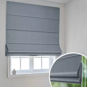 Roleta rzymska błękitna ze strukturalnej tkaniny typu blackout, zaciemniająca w 100%