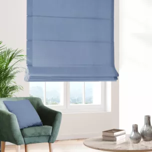 Roleta rzymska jasnoniebieska z miękkiej, matowej tkaniny w drobny geometryczny wzór