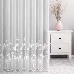 Firana szyta na taśmie 5 cm biała z delikatnej tkaniny typu aden zdobionej aplikacją