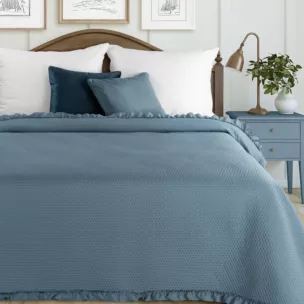 Narzuta granatowa pikowana metodą hot press z ozdobną falbanką 170x210 cm FALBANKA Design 91  Eurofirany