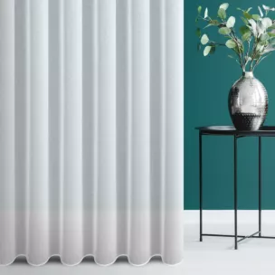 Firana szyta na tunelu biała z delikatnej tkaniny z efektem deszczyku, wykończonej obciążnikiem