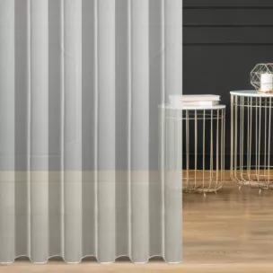 Firana szyta na przelotkach kremowa z delikatnej tkaniny z efektem deszczyku, wykończona obciążnikiem