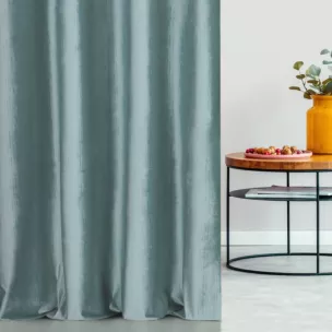 Zasłona szyta na taśmie fala jasnoturkusowa z tkaniny welwetowej w pionowe prążki, wykończona obciążnikiem