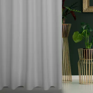 Zasłona szyta na taśmie fala jasnosrebrna z gładkiej tkaniny zaciemniającej typu dimout wykończona obciążnikiem