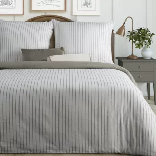 Pościel 220x200 cm komplet 3 częściowy z satyny bawełnianej kolor biało, stalowy w paseczki RAYA Eurofirany