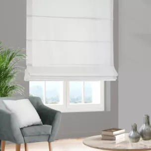 Roleta rzymska jasnokremowa z miękkiej tkaniny o naturalnym splocie w stylu ekologicznym