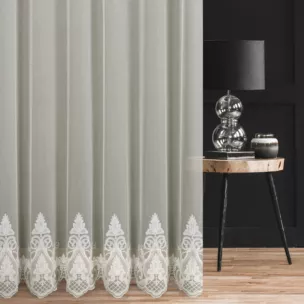 Firana szyta na taśmie 5 cm kremowa z łańcuszkowym haftem na tkaninie typu ADEN z delikatnym efektem deszczyku Italissima Eva Minge