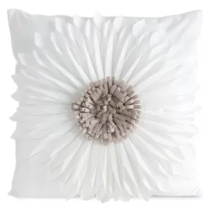 Poszewka na poduszkę 45 x 45 cm z welwetu kolor kremowo, beżowy zdobiona kwiatem 3D FLORES 3 Eurofirany