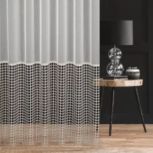 Firana szyta na taśmie 5 cm biało kremowa z matowej markizety zdobionej geometryczną aplikacją w stylu luźnej siatki