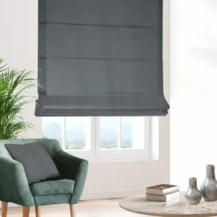 Roleta rzymska jasnopopielata z miękkiej tkaniny o welurowej strukturze i wyraźnym splocie