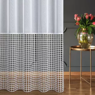 Firana szyta na przelotkach biała z matowej markizety zdobionej geometryczną aplikacją w stylu luźnej siatki