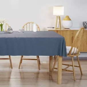 Obrus szyty niebieski z miękkiej, matowej tkaniny w drobny geometryczny wzór