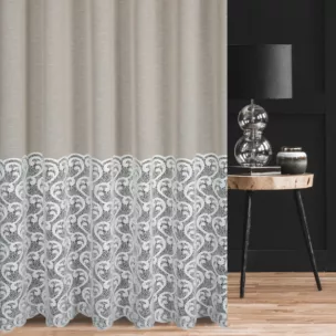 Firana szyta na tunelu beżowo naturalna z matowej etaminy, zdobiona dołem szerokim pasem fantazyjnej aplikacji Italissima Eva Minge