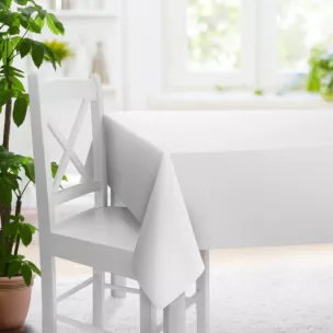 Obrus szyty biały z miękkiej tkaniny z naturalnym splotem