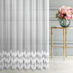 Firana szyta na tunelu biała z delikatnej tkaniny typu aden zdobiona asymetrycznym frędzlowym haftem Italissima Eva Minge