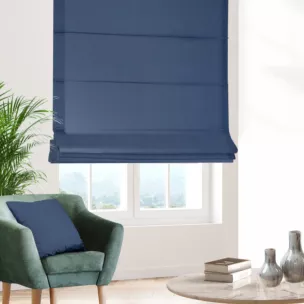 Roleta rzymska ciemnoniebieska z miękkiej tkaniny w drobny wzór jodełkowy