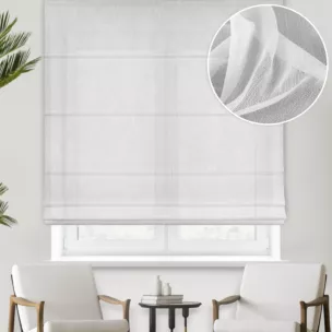 Roleta rzymska biała o strukturze drobnej siateczki, wykończona obciążnikiem