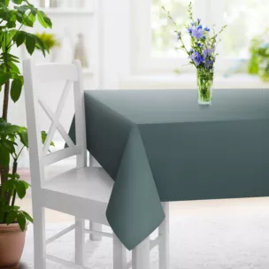 Obrus szyty ciemnoniebieski z gładkiej tkaniny zaciemniającej typu dimout wykończona obciążnikiem