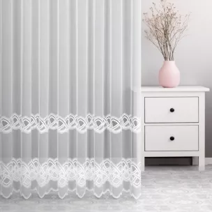 Firana szyta na flexach biała z delikatnej tkaniny typu zdobionej aplikacją o subtelnym połysku