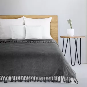 Koc flano 150x200 cm stalowy z wytłaczanym wzorem i dekoracyjnymi frędzlami EMMA Eurofirany