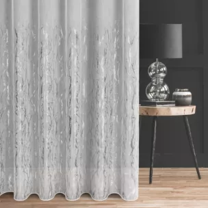 Firana szyta na taśmie 5 cm biało srebrzysta z tkaniny typu ADEN z efektem deszczyku, zdobionej niereguralnym srebrnym nadrukiem, wykończona obciążnikiem