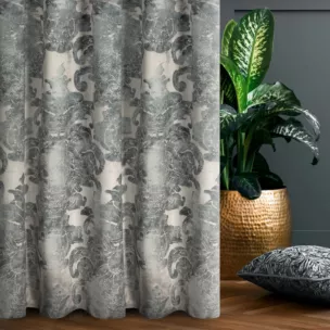 Zasłona szyta na taśmie fala srebrno niebieska z miękkiej, welwetowej tkaniny w duży wzór ornamentowy Italissima Eva Minge