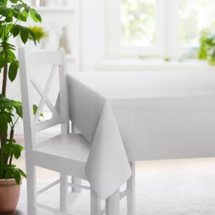 Obrus szyty biały z tkaniny szenilowej o wyraźnym splocie