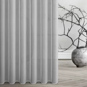 Firana szyta na tunelu biała z delikatnej tkaniny typu deszczyk wykończona obciążnikiem